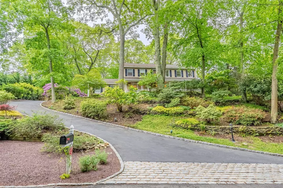 12 Nadworny LN, Stony Brook, NY 11790