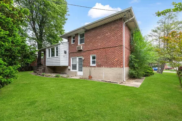 Plainview, NY 11803,18 Overlook LN