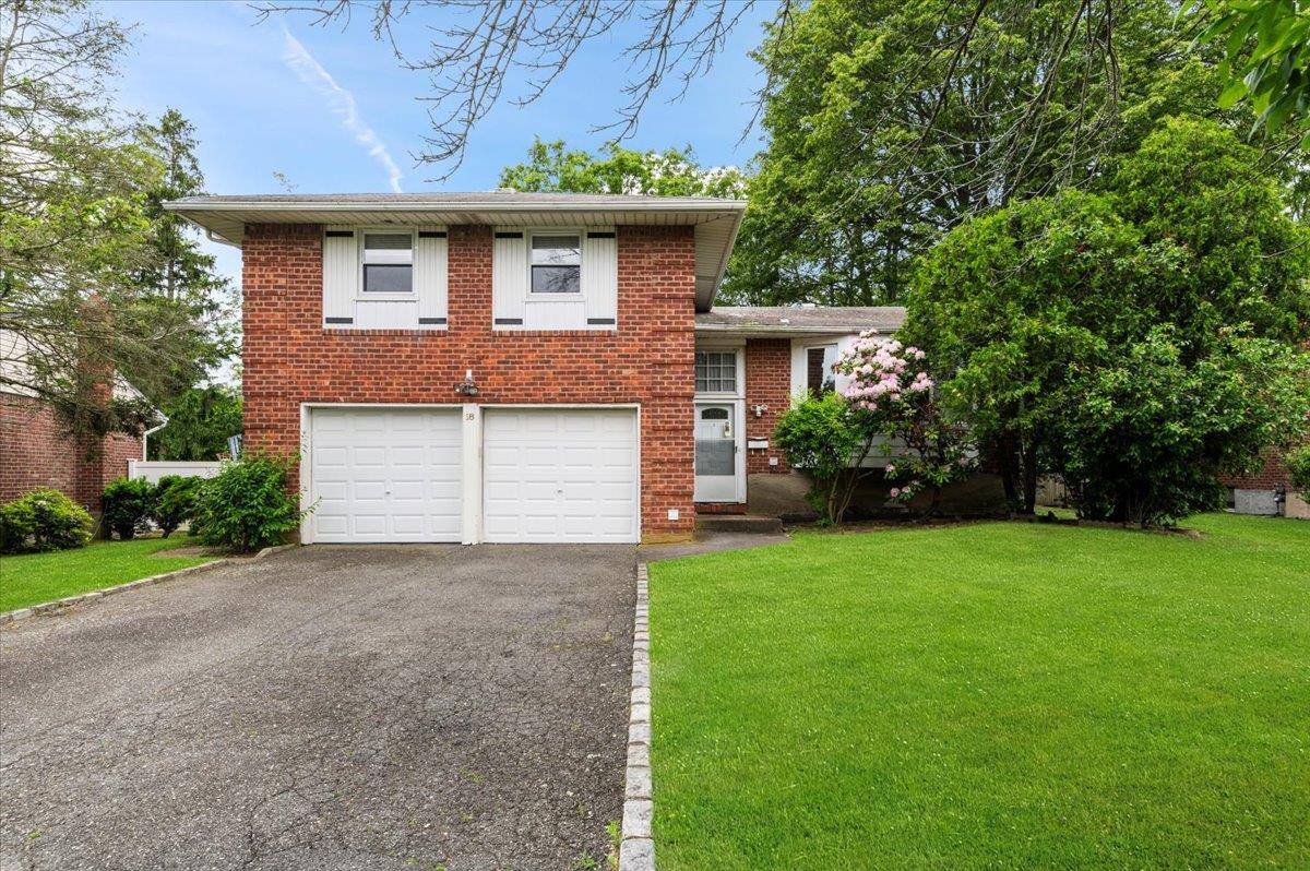 18 Overlook LN, Plainview, NY 11803