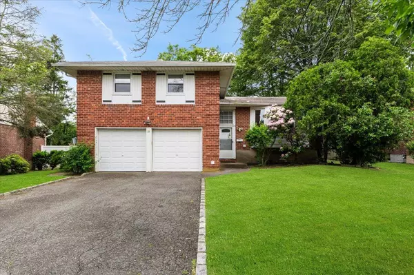 18 Overlook LN, Plainview, NY 11803