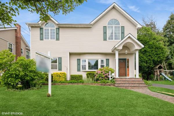 27 Lowell ST, Bethpage, NY 11714