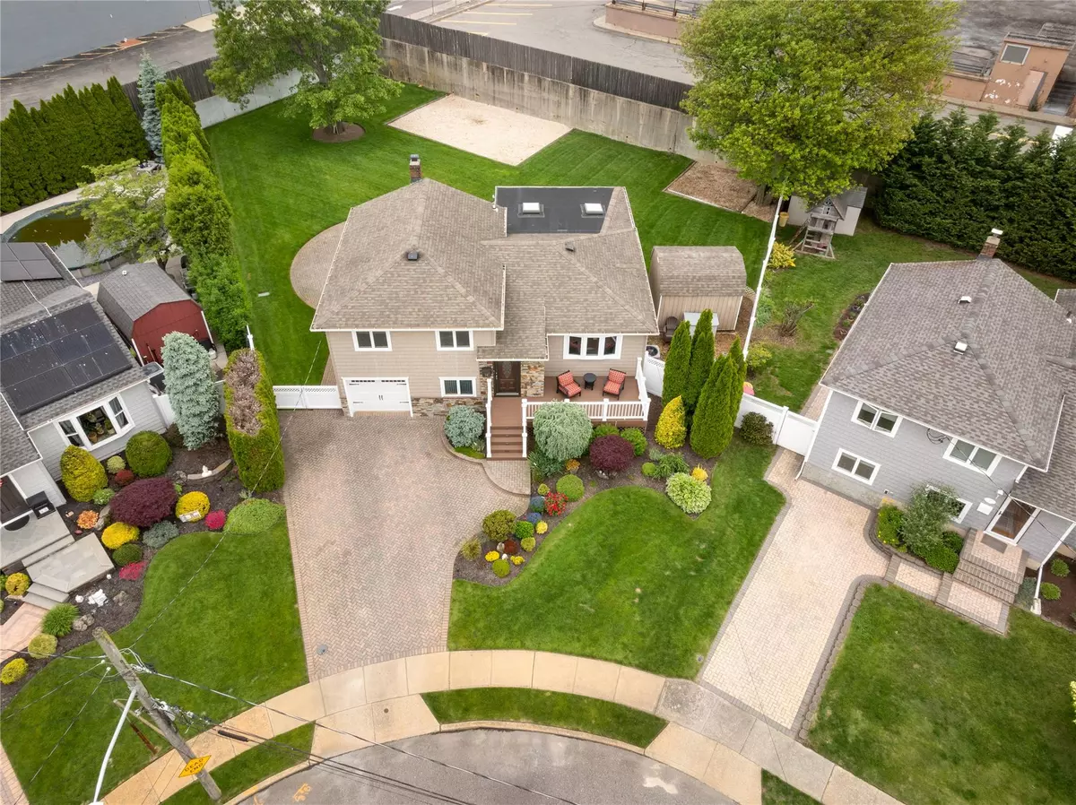 Massapequa Park, NY 11762,14 Jones CT