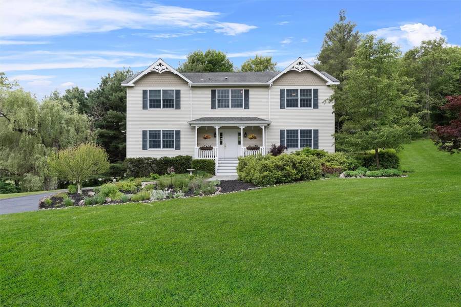 1 Bray Farm LN, Wappingers Falls, NY 12590