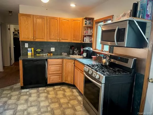 Centereach, NY 11720,18 Bonnybill DR