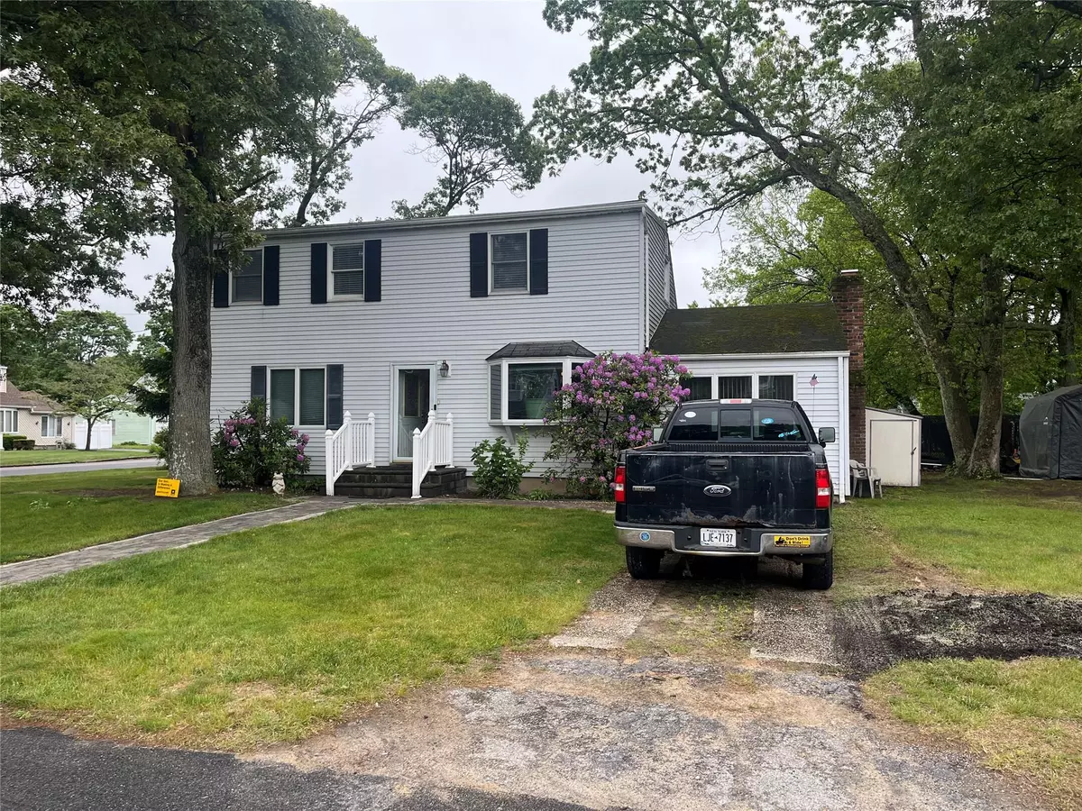 Centereach, NY 11720,18 Bonnybill DR
