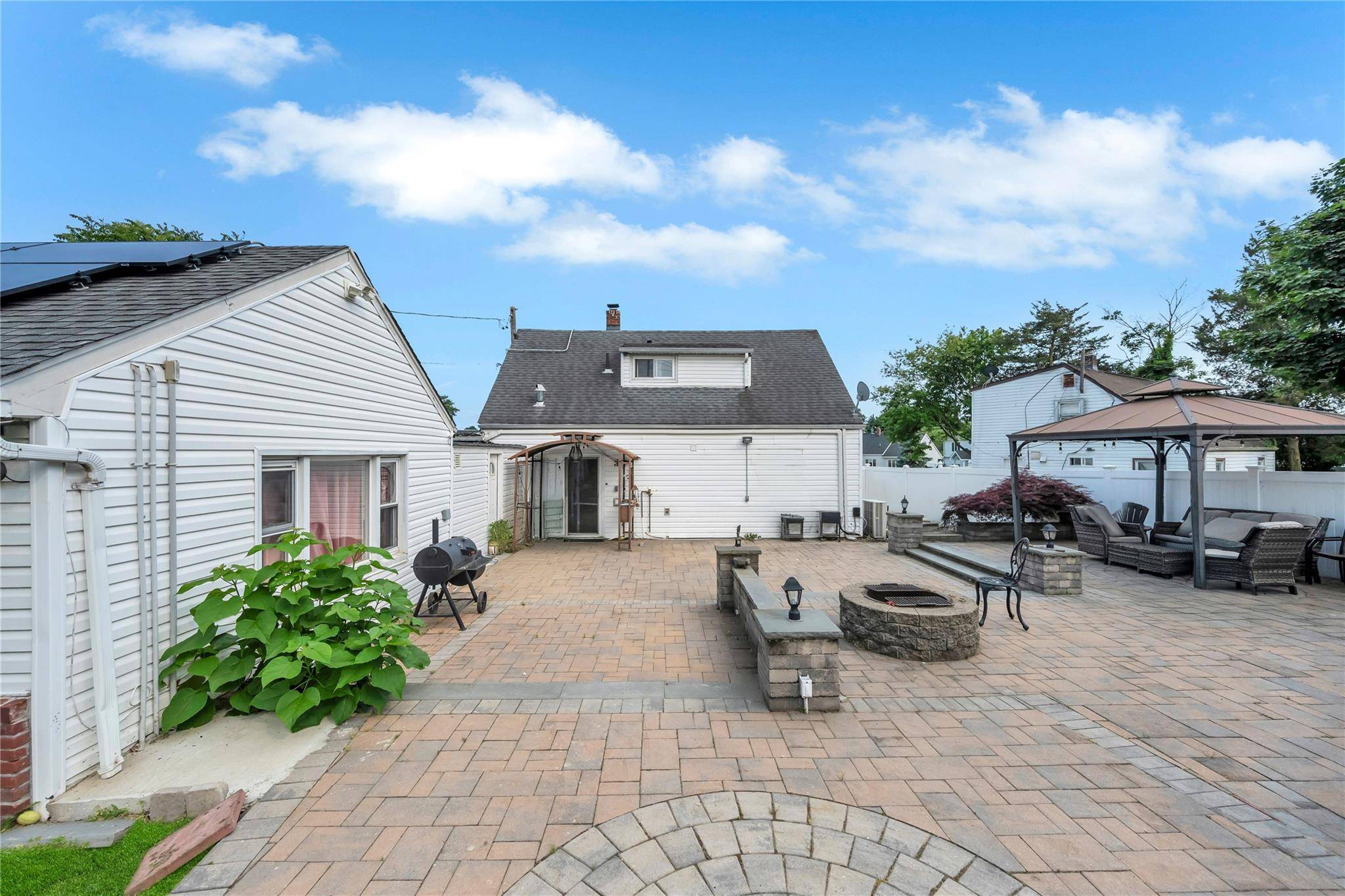Levittown, NY 11756,10 Horseshoe LN