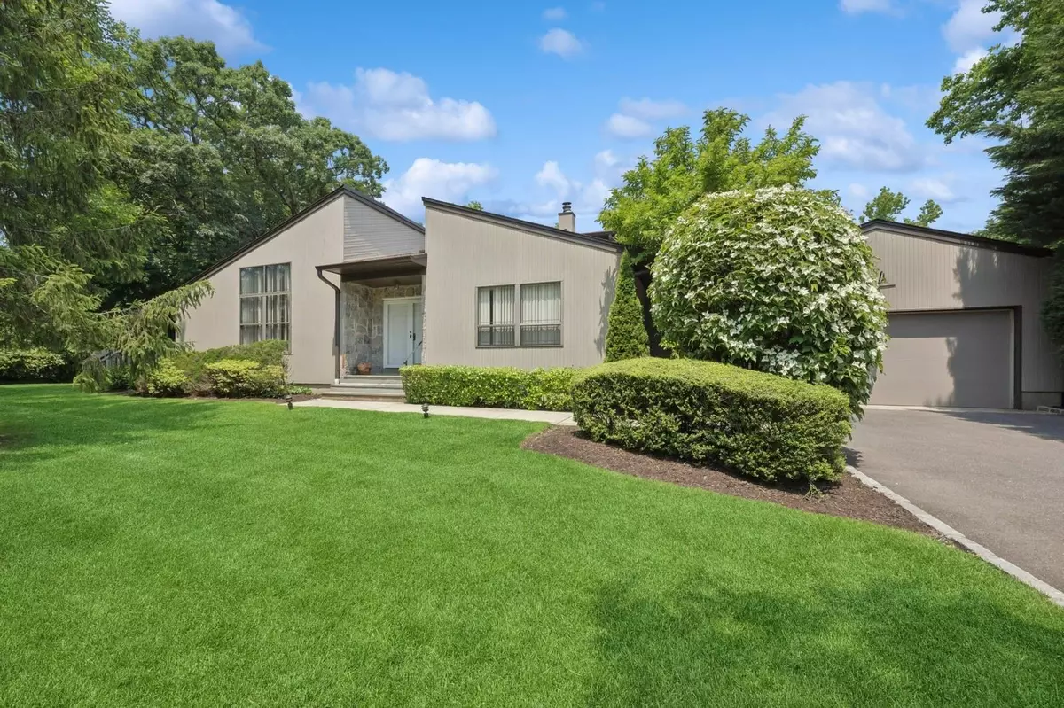 Manhasset, NY 11030,15 Augusta LN