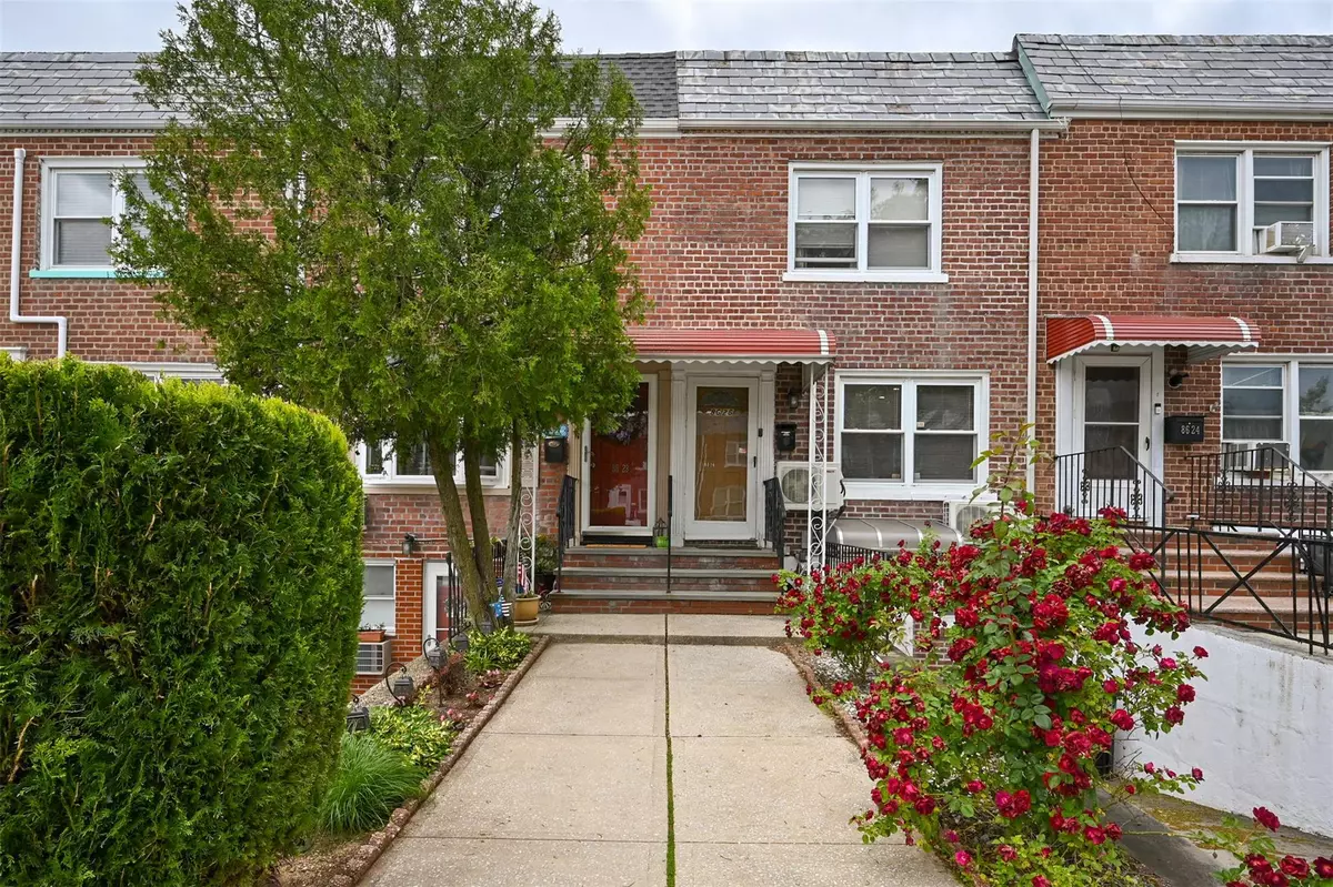 Floral Park, NY 11001,86-28 256 ST