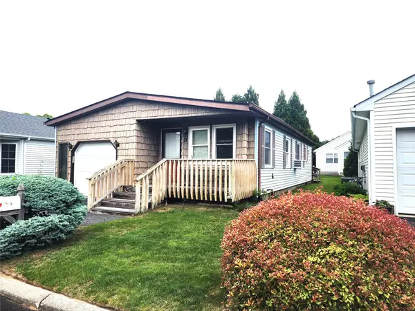 74 Dogwood LN, Manorville, NY 11949