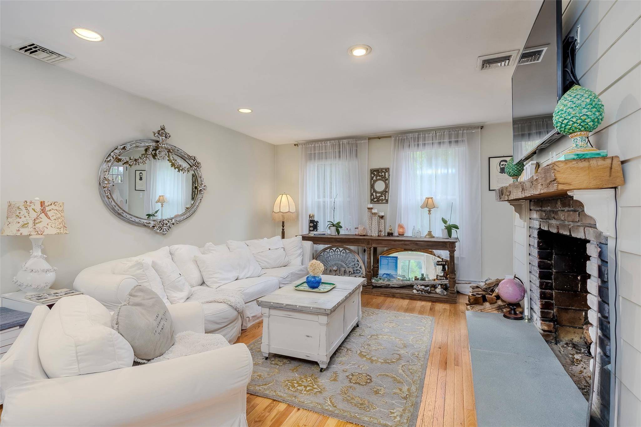 Northport, NY 11768,395 Main ST