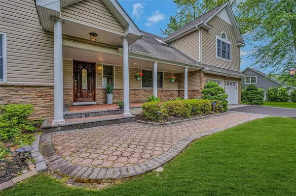 East Setauket, NY 11733,32 Robinhood LN