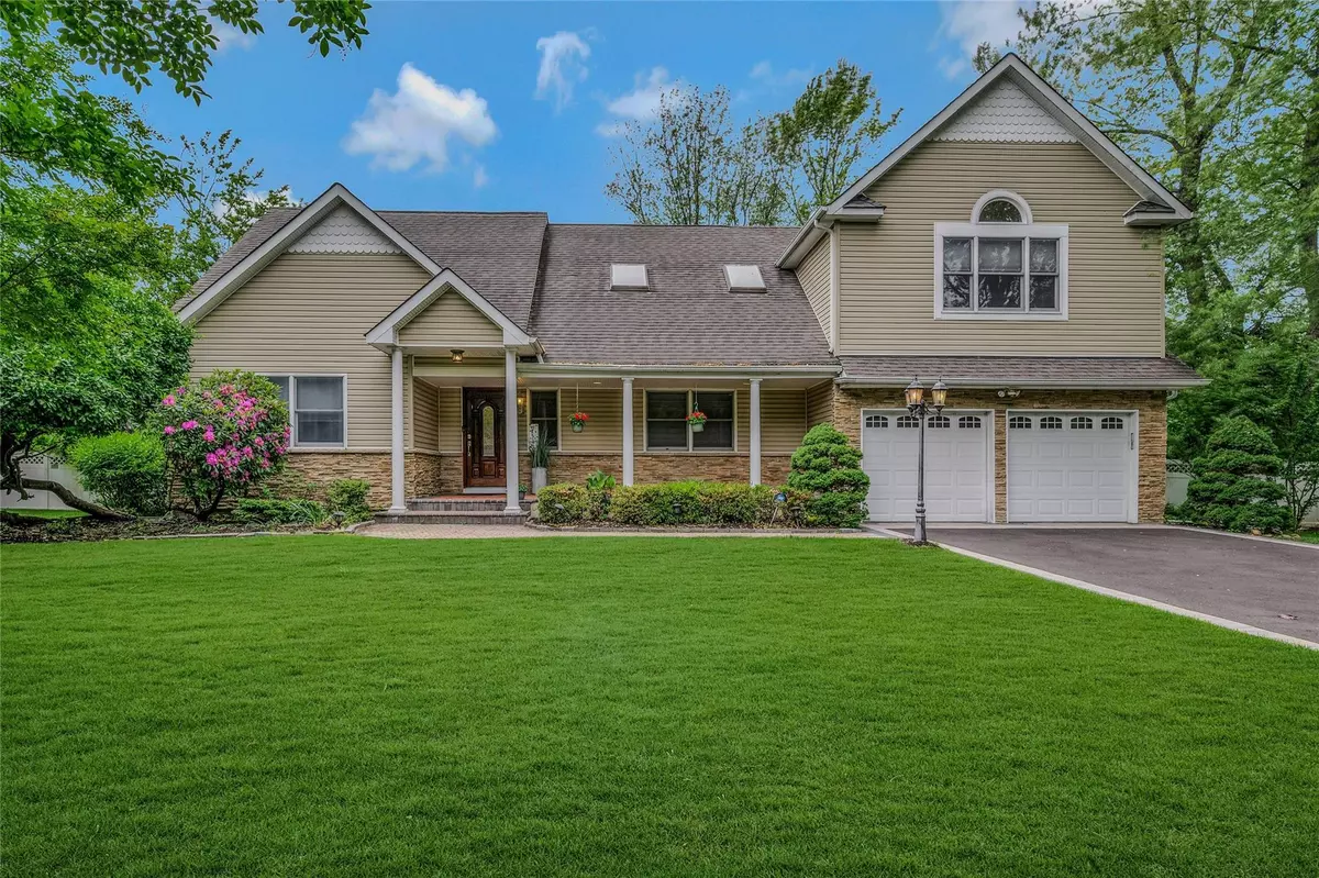 East Setauket, NY 11733,32 Robinhood LN