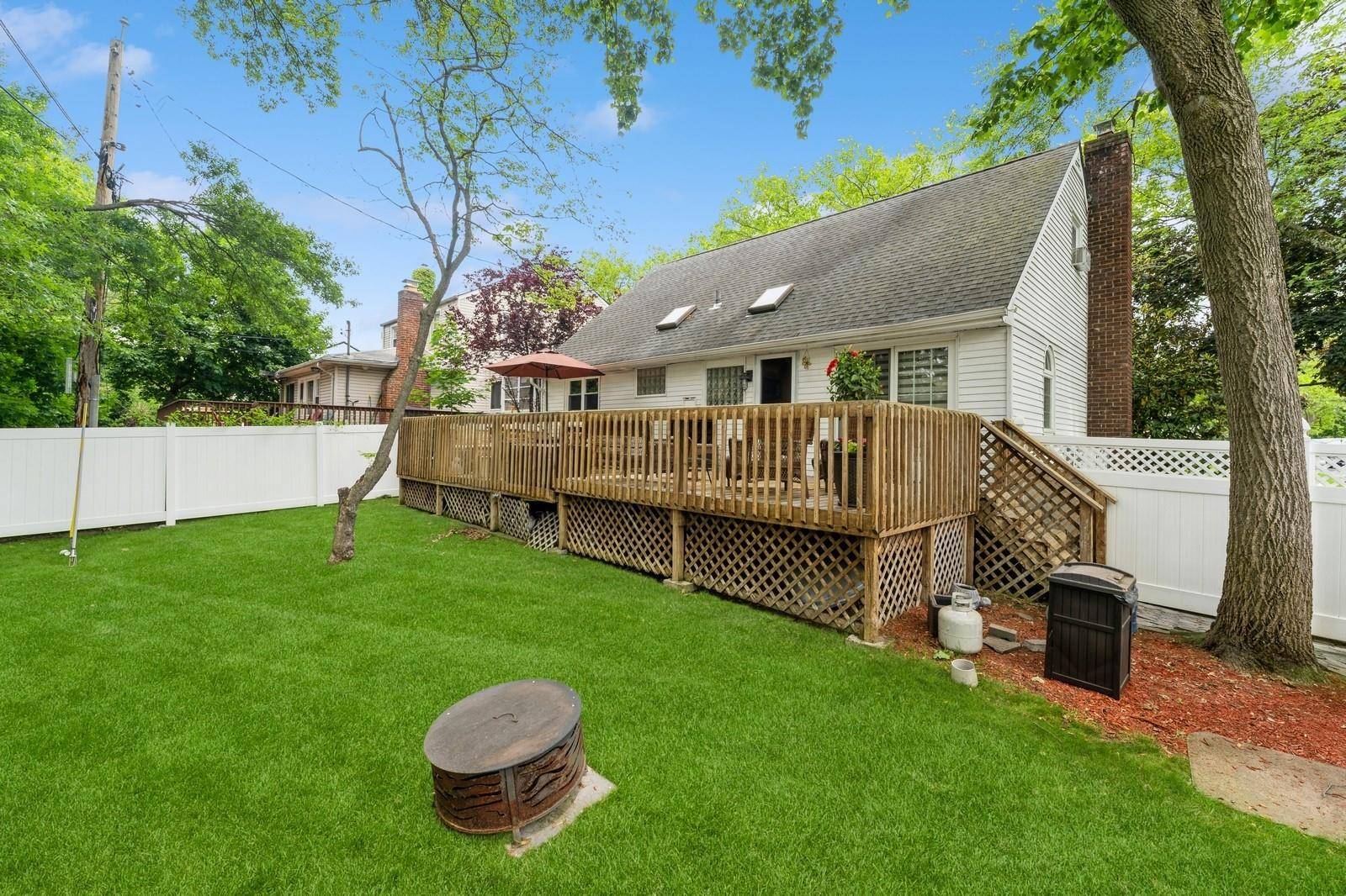 Valley Stream, NY 11581,18 Hawthorne LN