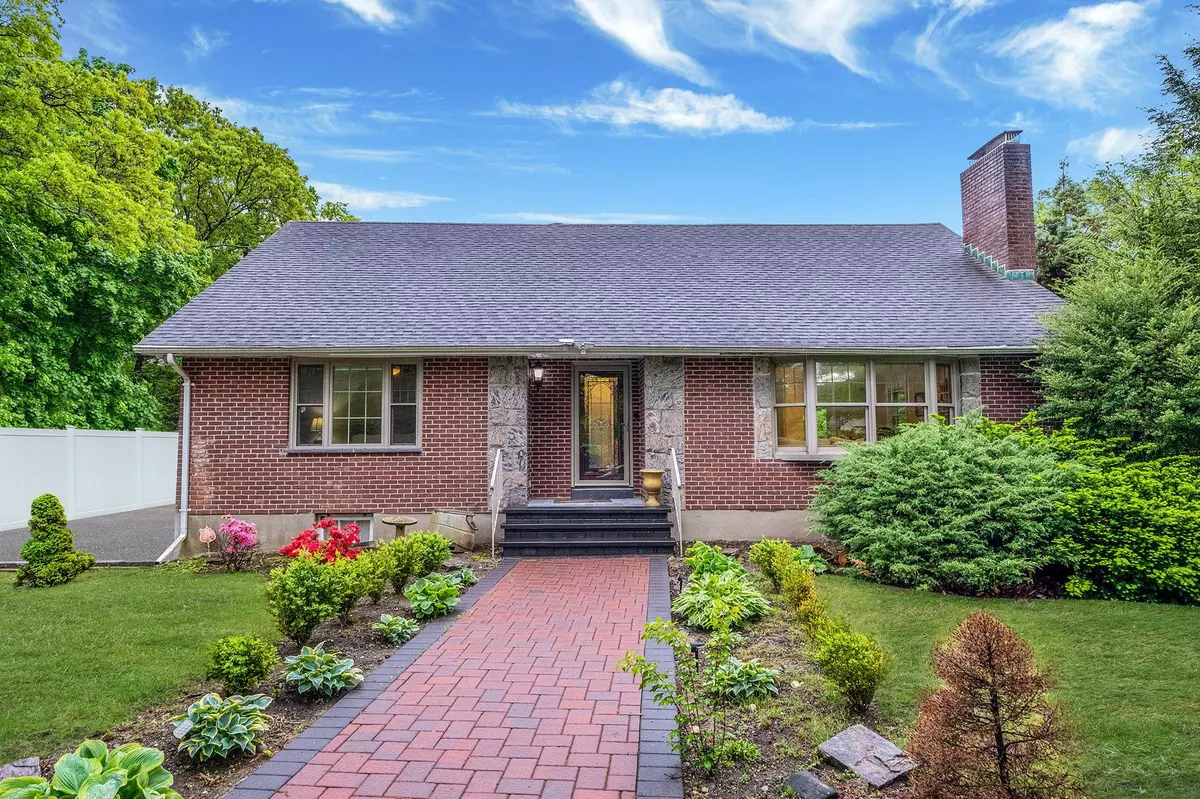 Greenlawn, NY 11740,112 Clay Pitts RD