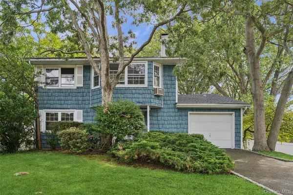 183 Ballad CIR, Holbrook, NY 11741