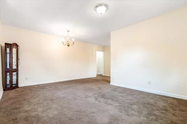 Howard Beach, NY 11414,82-32 155th AVE #095