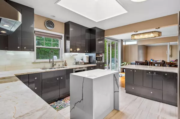 Roslyn Heights, NY 11577,31 Vista Rd
