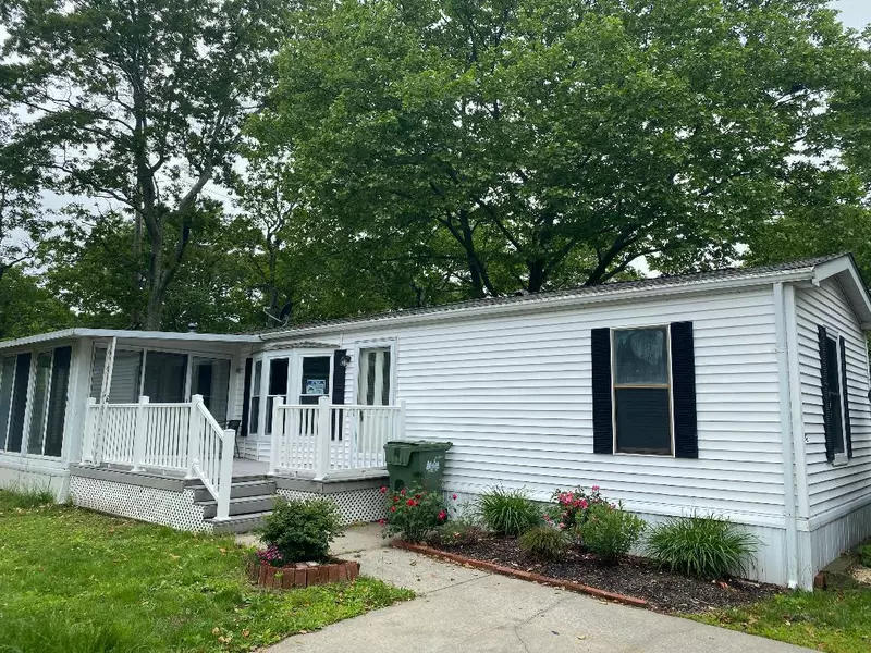 1800 Osborne AVE #14E, Riverhead, NY 11901