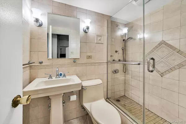 Bronx, NY 10471,4705 Henry Hudson Pkwy #7F