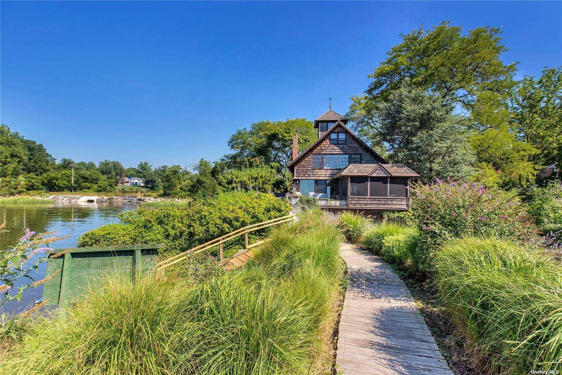 Manhasset, NY 11030,3 Water LN