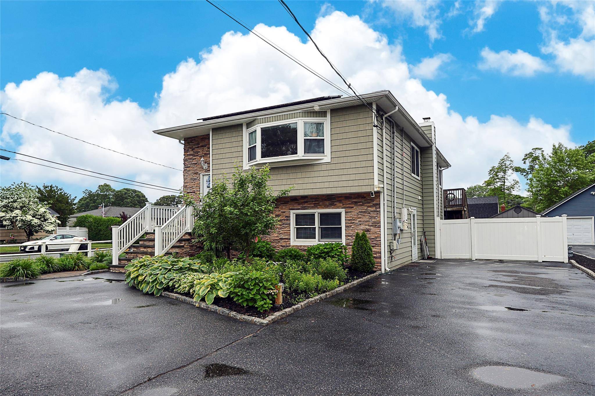 Bay Shore, NY 11706,1222 Saxon AVE