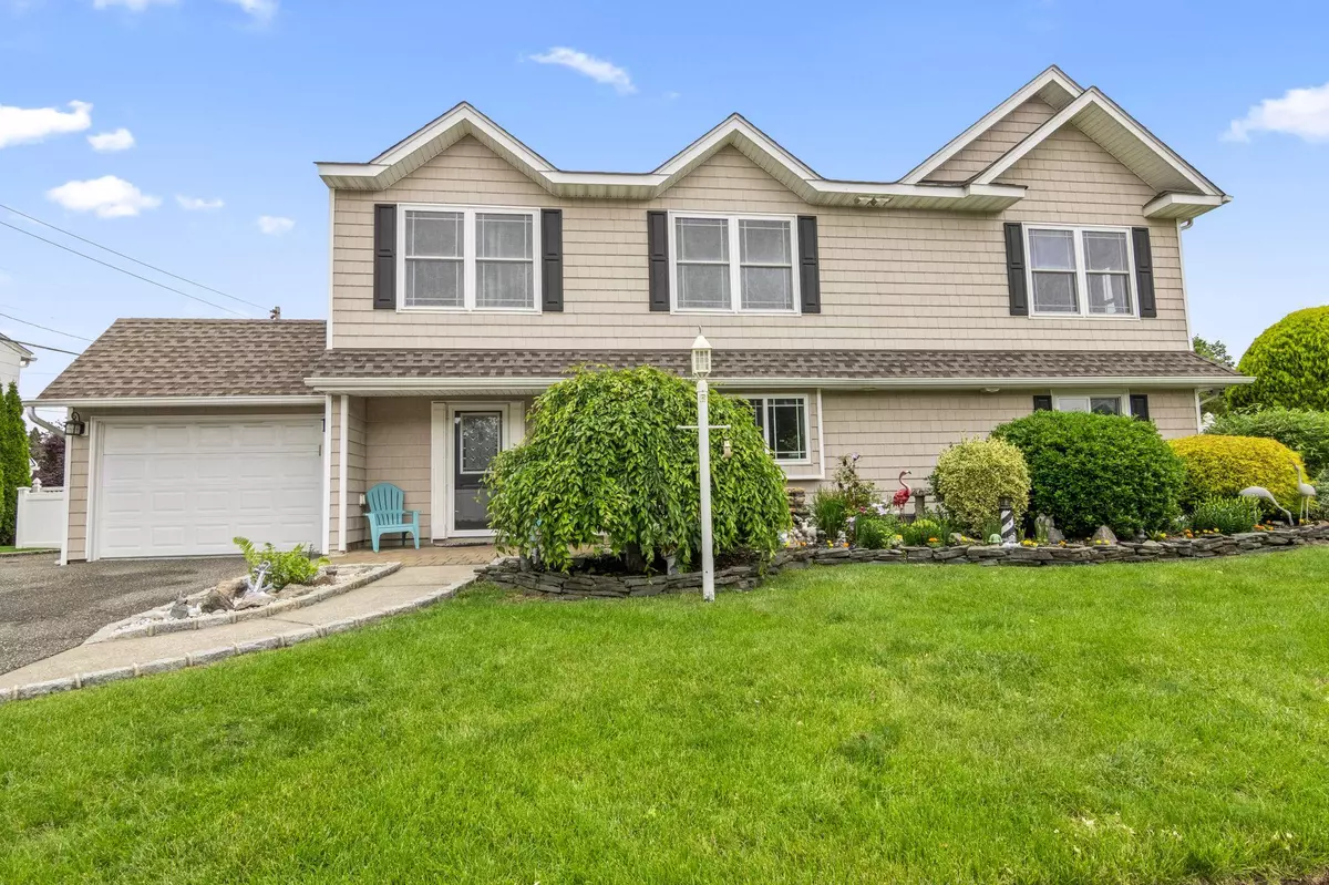 Hicksville, NY 11801,79 Beech LN