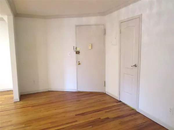 Lynbrook, NY 11563,20 Daley PL #127