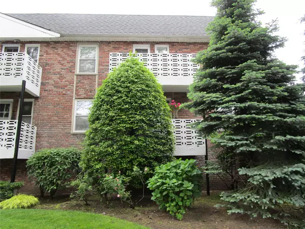 Lynbrook, NY 11563,20 Daley PL #127