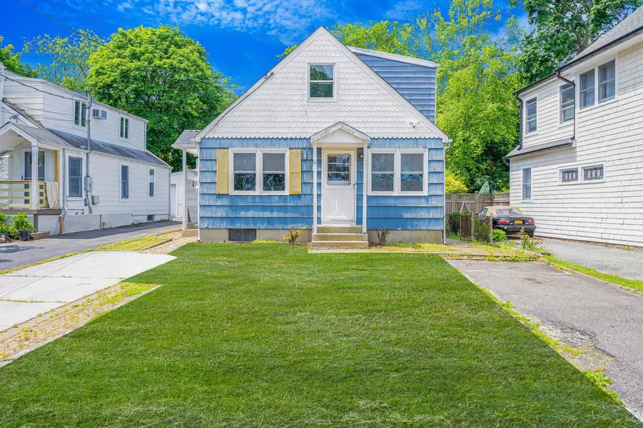 170 Taft CRES, Centerport, NY 11721