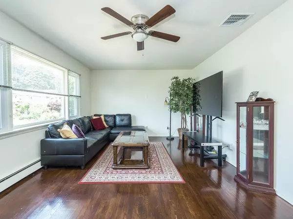 Port Washington, NY 11050,14 Marwood RD
