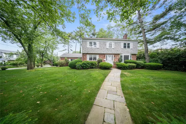 520 Chauncey LN, Lawrence, NY 11559