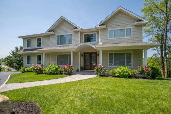 Glen Cove, NY 11542,12 Barbara LN