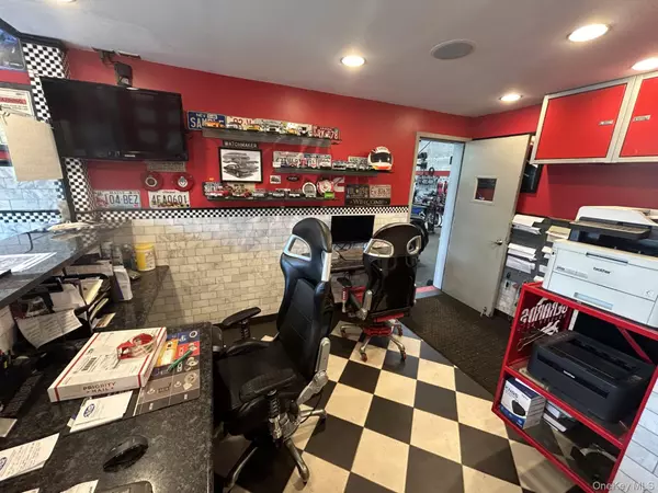 Smithtown, NY 11787,988 W Jericho TPKE