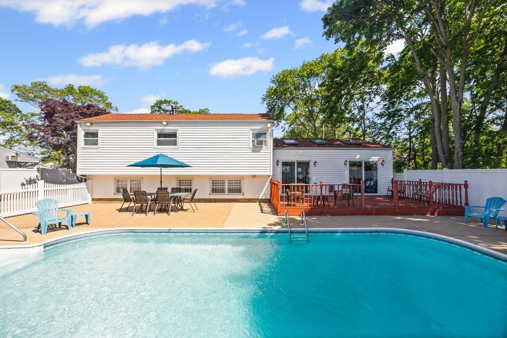 Lindenhurst, NY 11757,413 Albert ST