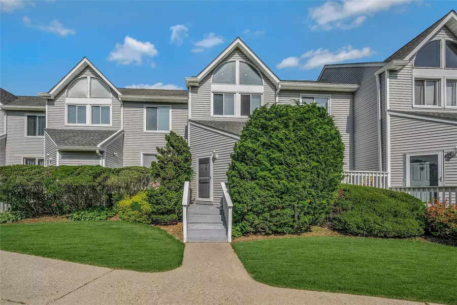 35 Gibbs RD #39, Coram, NY 11727