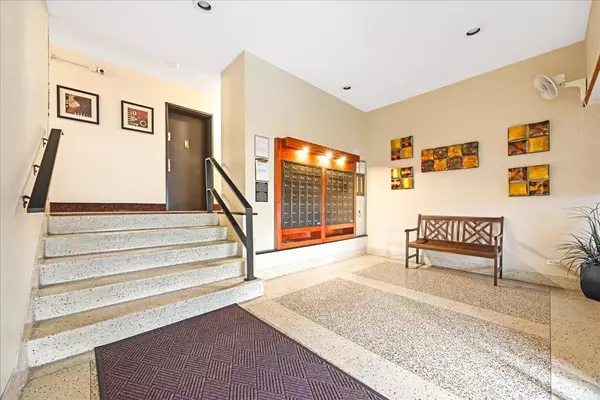 Bronx, NY 10461,2015 St Paul AVE #3G