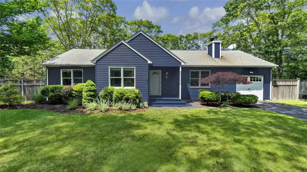 4 Bay View DR, Hampton Bays, NY 11946