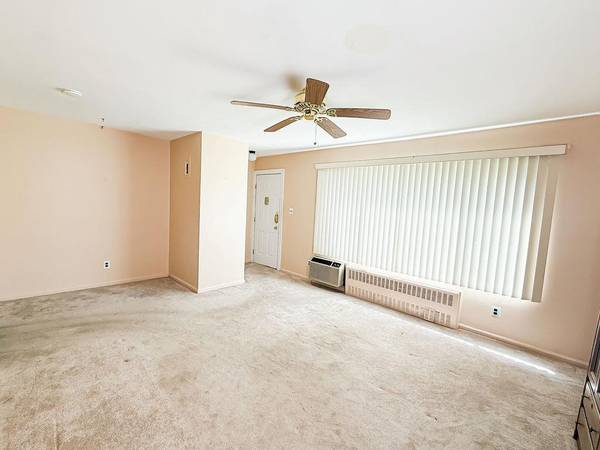 North Babylon, NY 11703,182 Edmunton Dr #D3