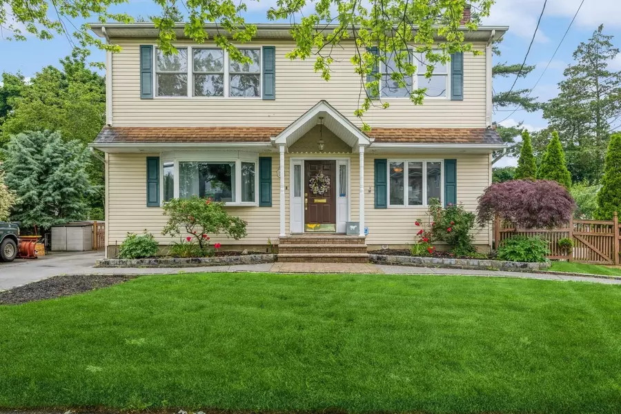 74 Miles AVE, Albertson, NY 11507