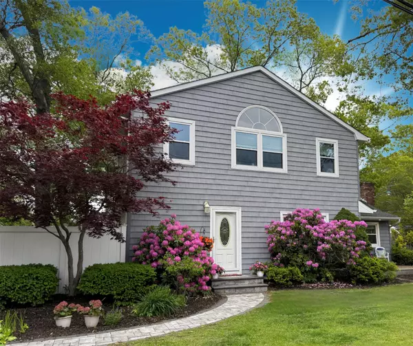 1 Roberta ST,  East Patchogue,  NY 11772