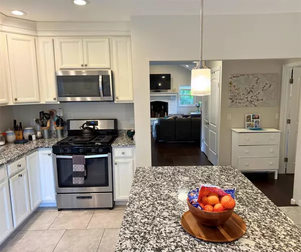 East Patchogue, NY 11772,1 Roberta ST