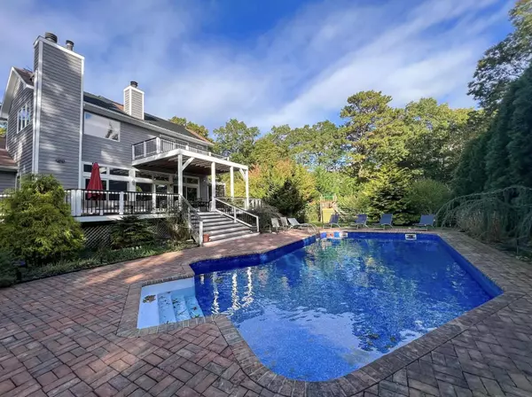 Hampton Bays, NY 11946,4 Douglas CT