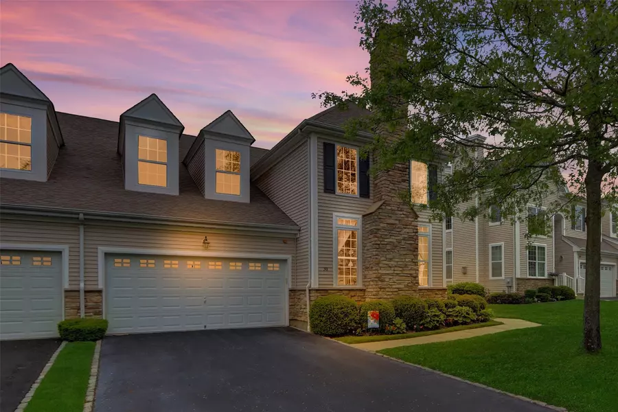 30 Toni CT #30, Center Moriches, NY 11934