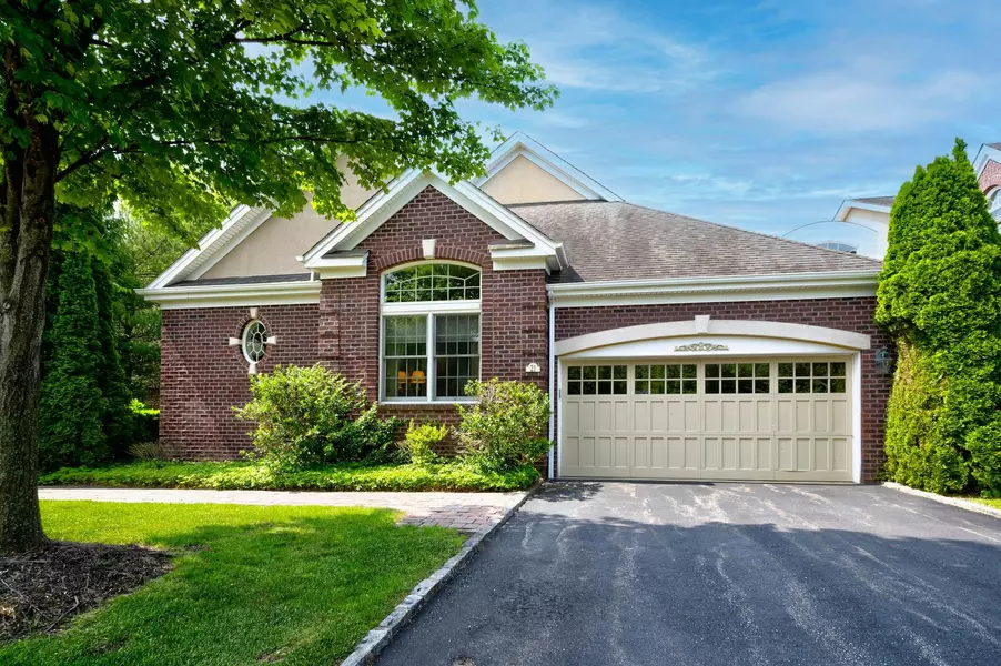 21 Hathaway LN, Manhasset, NY 11030