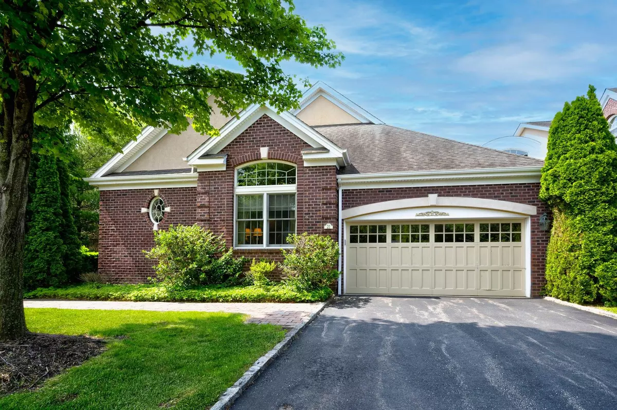 Manhasset, NY 11030,21 Hathaway LN