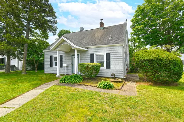 2 Anvil LN, Levittown, NY 11756