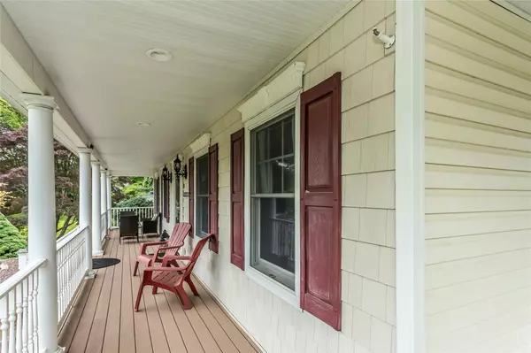 East Setauket, NY 11733,16 Abbey LN
