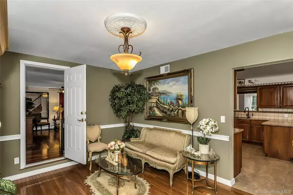 East Setauket, NY 11733,16 Abbey LN
