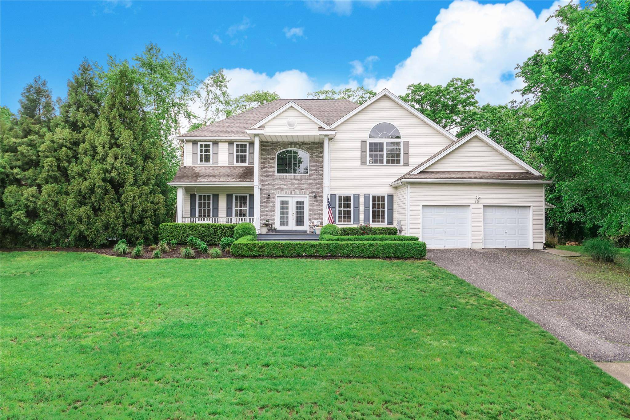 12 Moss Creek LN, East Patchogue, NY 11772