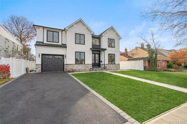 45 Mist LN, Westbury, NY 11590